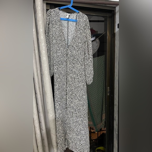 Partywear maxi dress with from slit and buttons - Picture 2 of 3